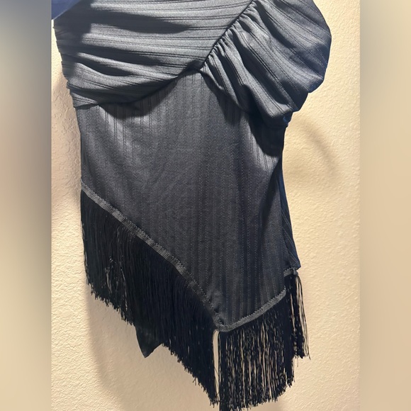 Fashion Nova NWT Black One Shoulder Fringe Top size M - Picture 2 of 4